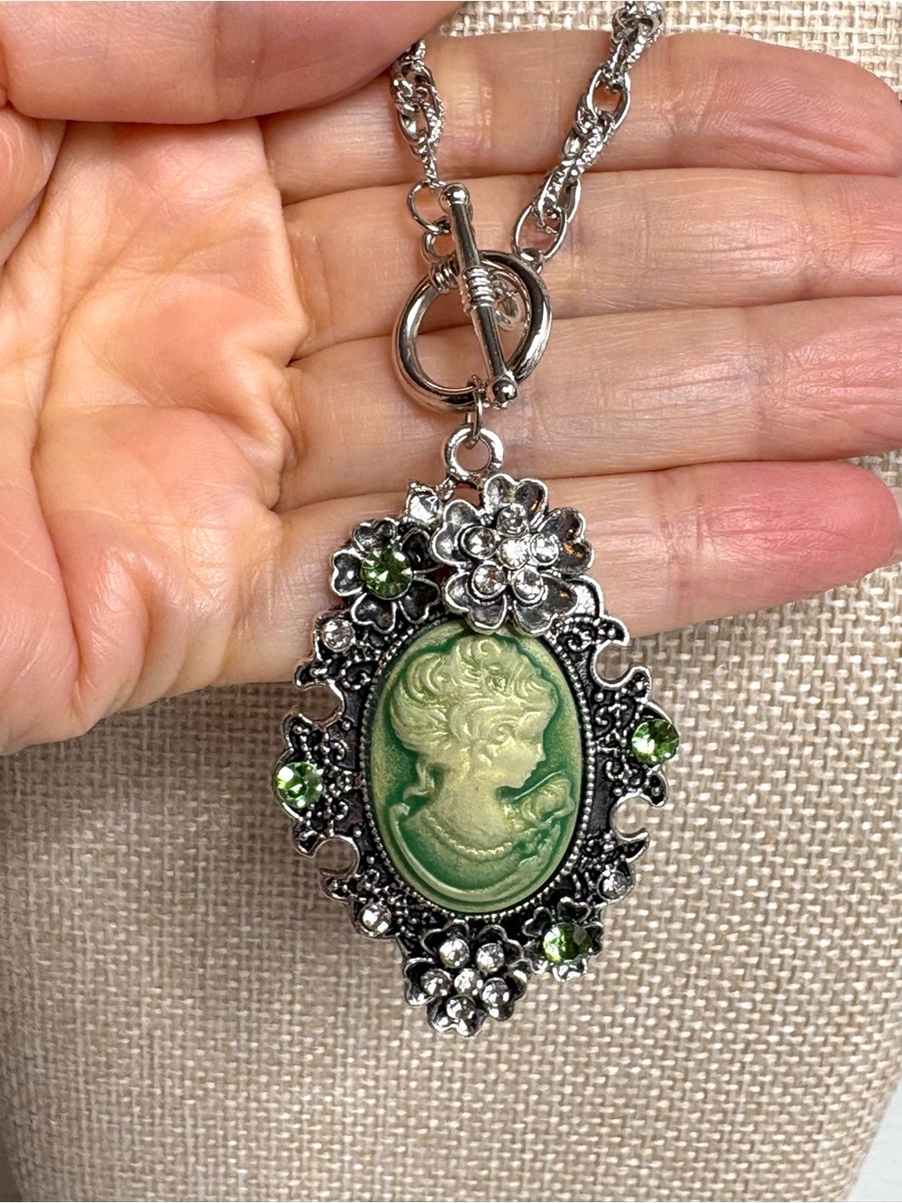 Vintage-Inspired Green Cameo Pendant Necklace - Women Jewelry